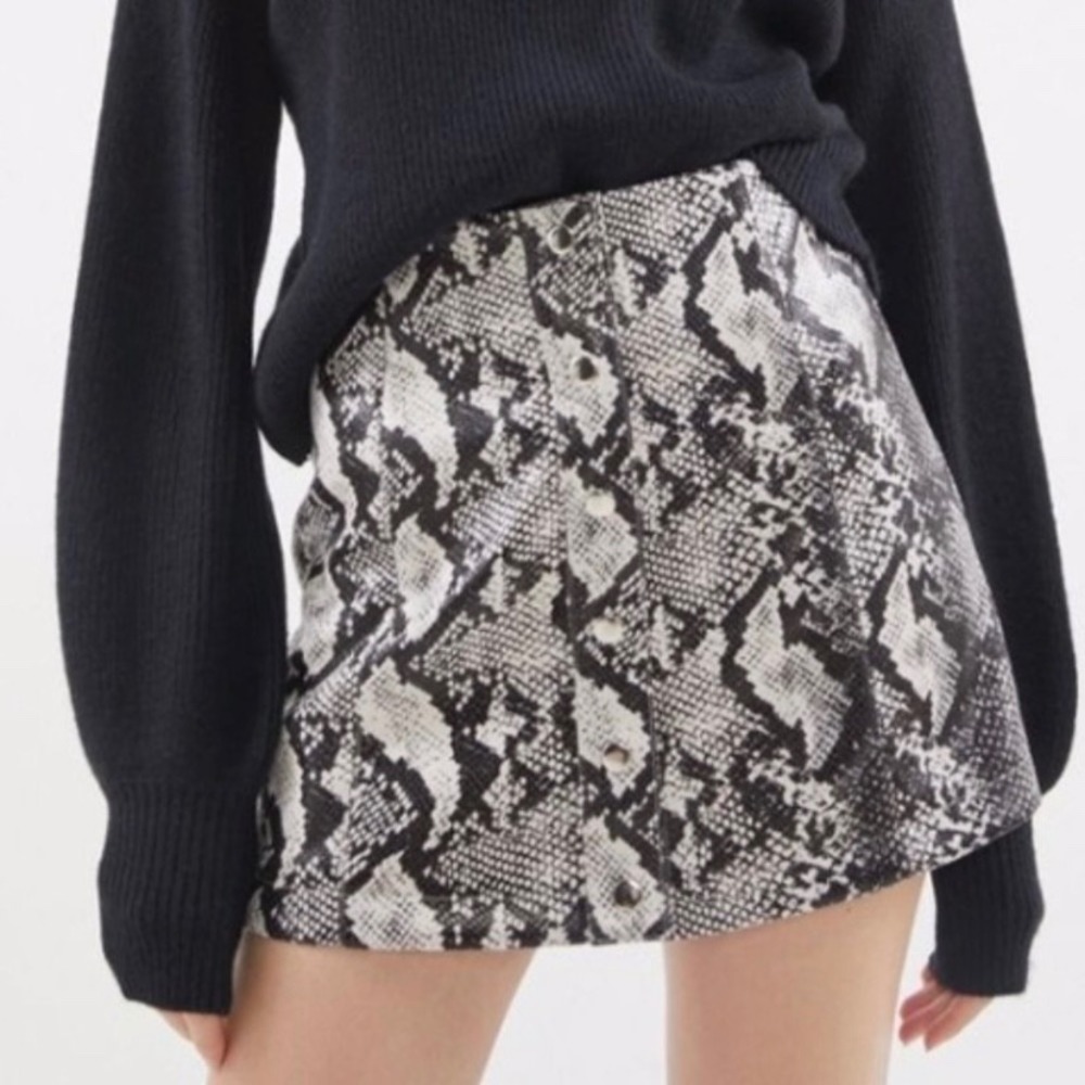 Urban Outfitters NWT Siren black & creme faux snakeskin snap mini skirt. Size S‎